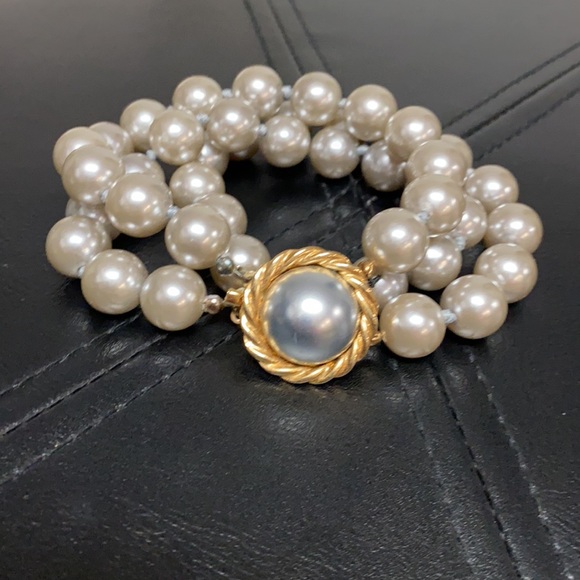 Beautiful 3 Tier large gray pearl bracelet. - Picture 3 of 11